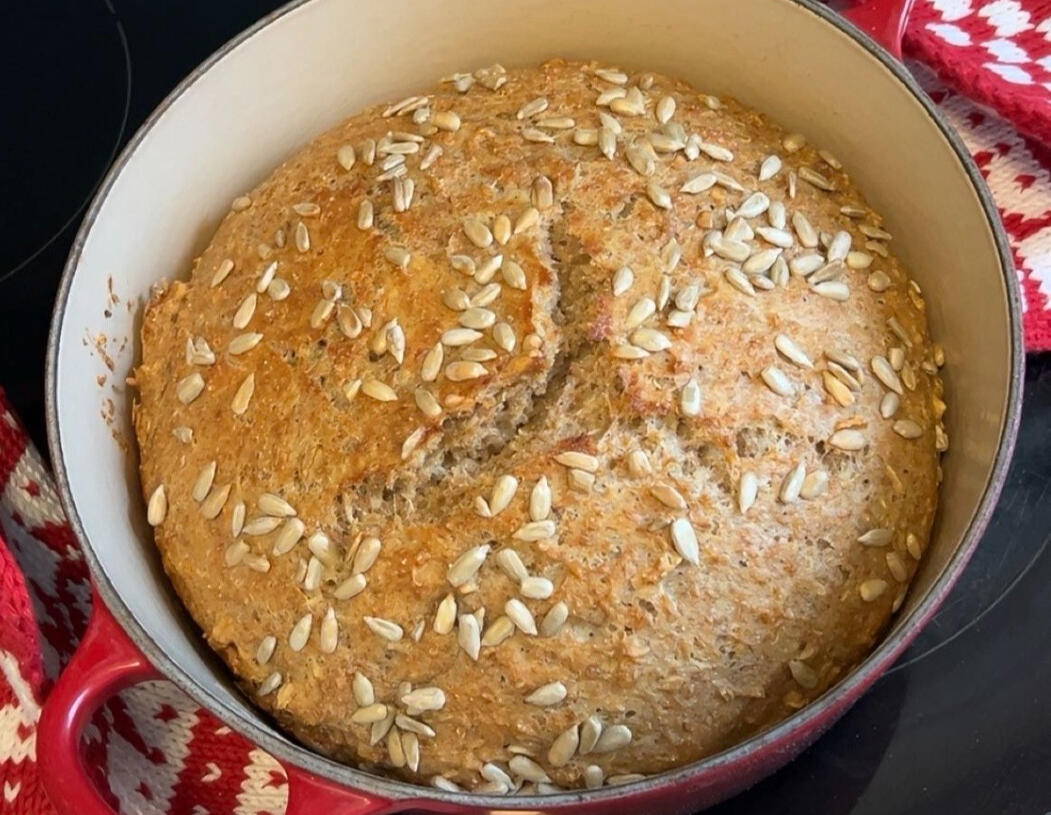 Eltefritt brød uten melk Brød uten melk. Med lite gjær og lange hevetid, får du et saftig brød med sprø skorpe, helt uten elting.